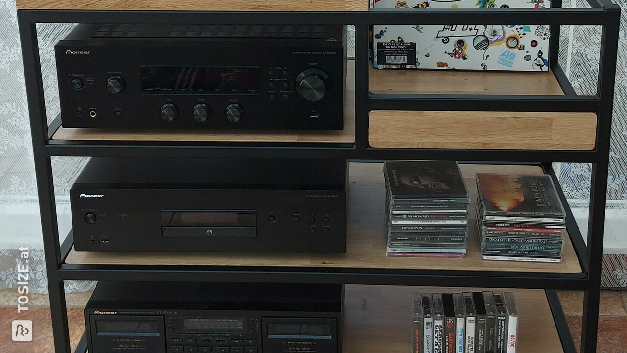 Maßgeschneiderte Stereo-Möbel aus massiver Eiche, von Johan