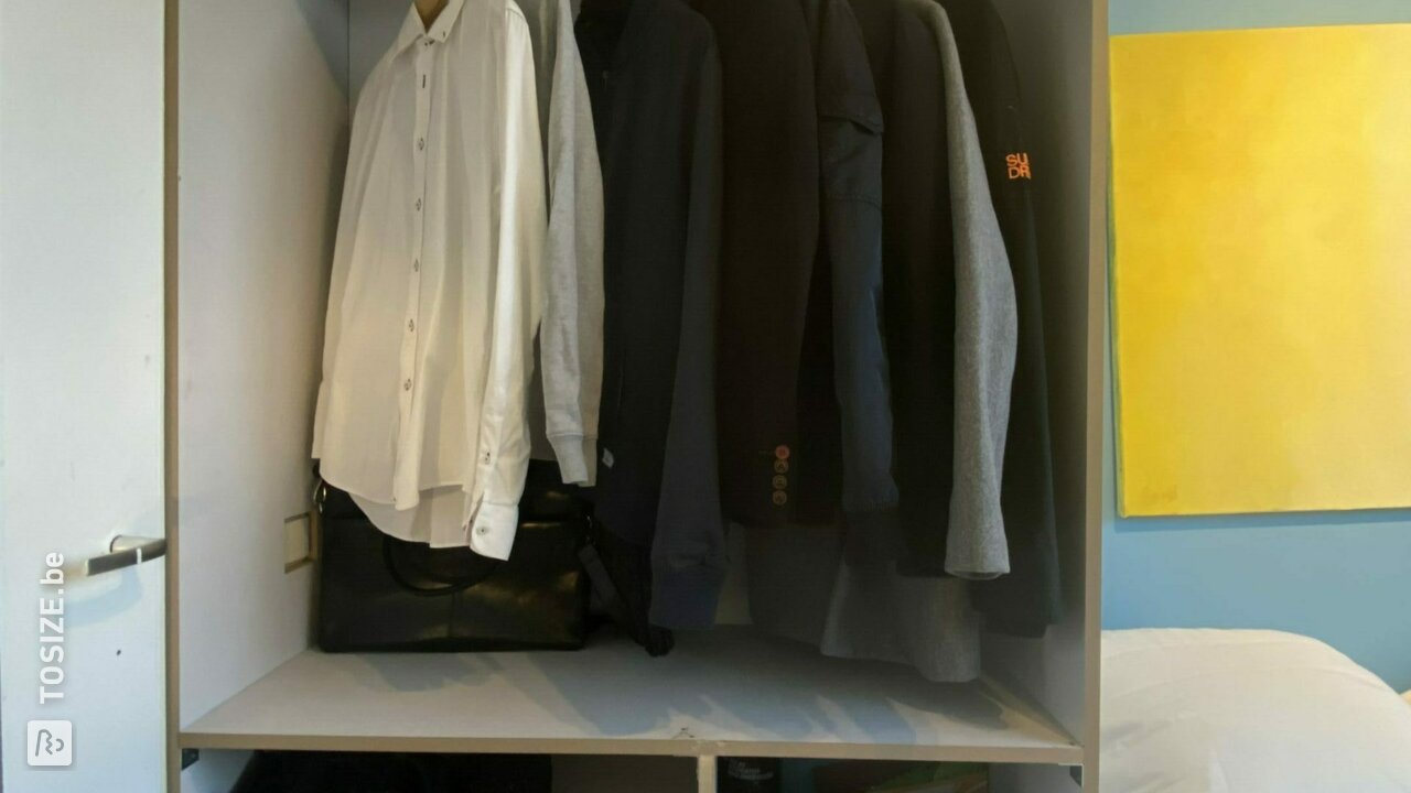 Bouwkast van MDF gegrond met kleerhangers, door Boris