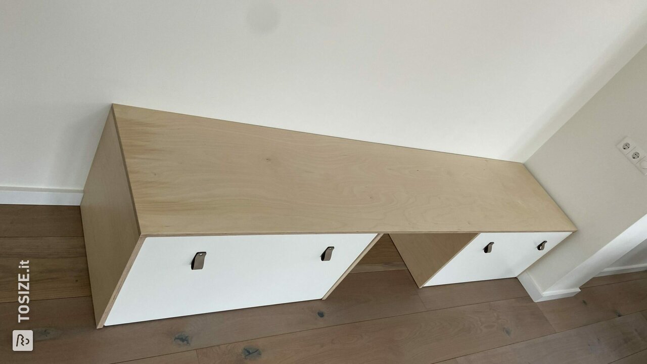 Ikea Hack Smastad trasformato in una grande scrivania da gioco, di Kwan