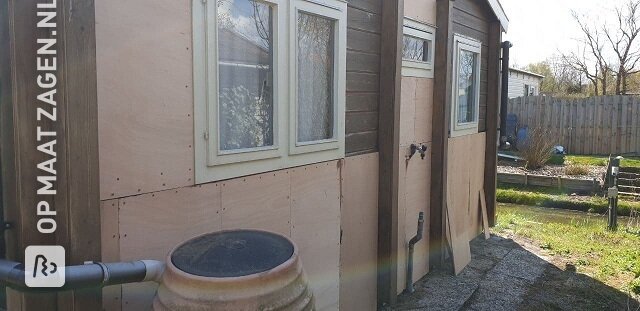 Herstel buitenwand tuinhuis met multiplex okoumé, door Lilian