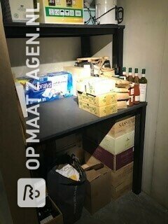 Ruime kastplanken in kelder van MDF zwart, door Pieter