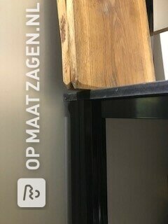 Ruime kastplanken in kelder van MDF zwart, door Pieter