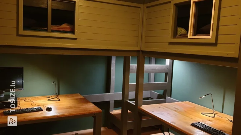 Doppel-Hochbett mit Schreibtischplatten aus Kiefernholz