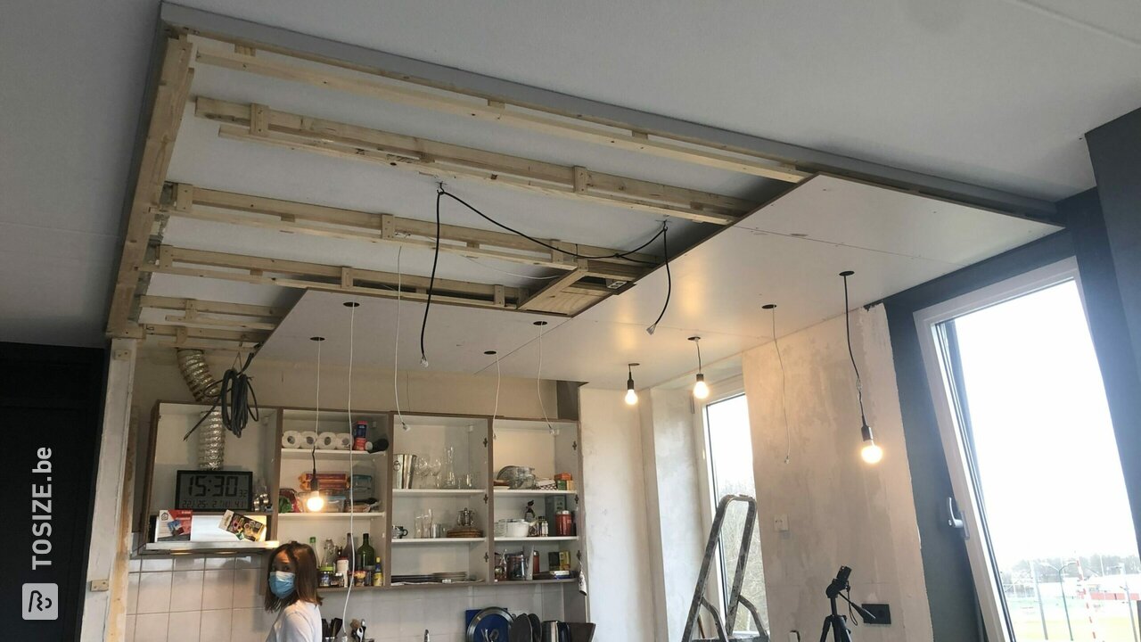 Verlaagd plafond in keuken met MDF 12mm panelen, door Loek