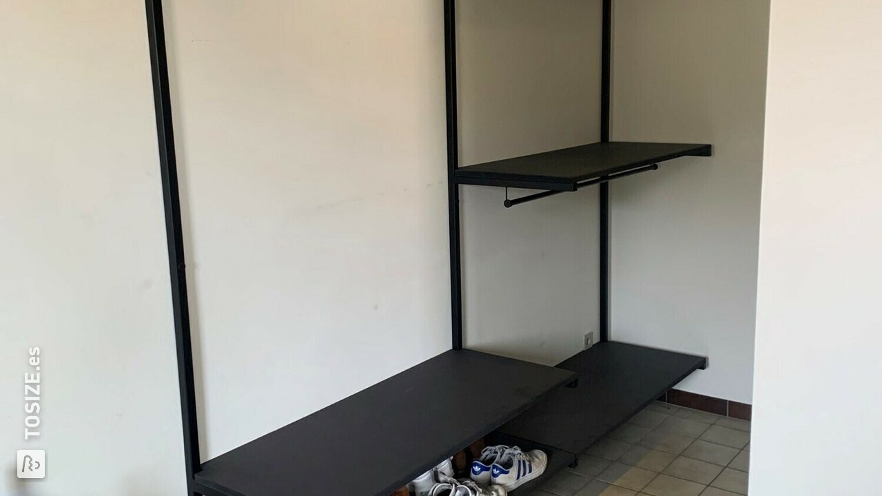 Vestidor elegante con planchas de MDF negras, de Ben Peeters