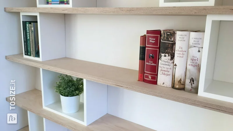 Libreria fai-da-te in multistrato di betulla e MDF per Attico, di Jelle