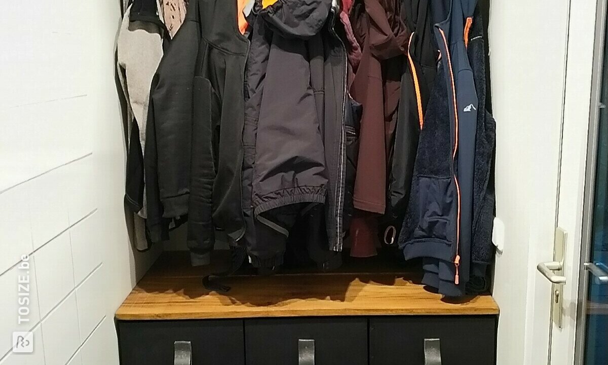 Opbergbakken op maat van zwart MDF in de garderobe, door Henry