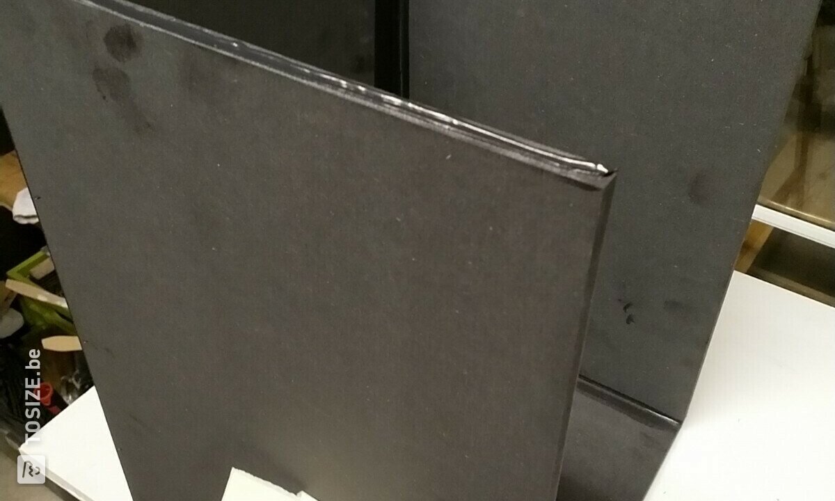 Opbergbakken op maat van zwart MDF in de garderobe, door Henry
