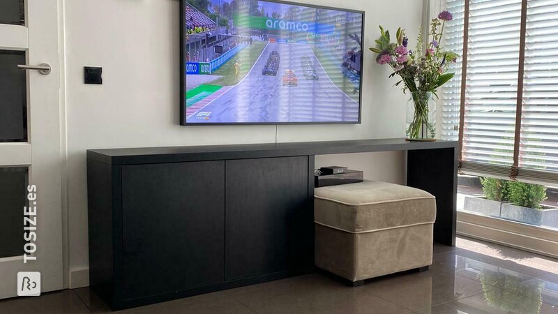 Mueble de TV de roble negro a medida, de Raymond