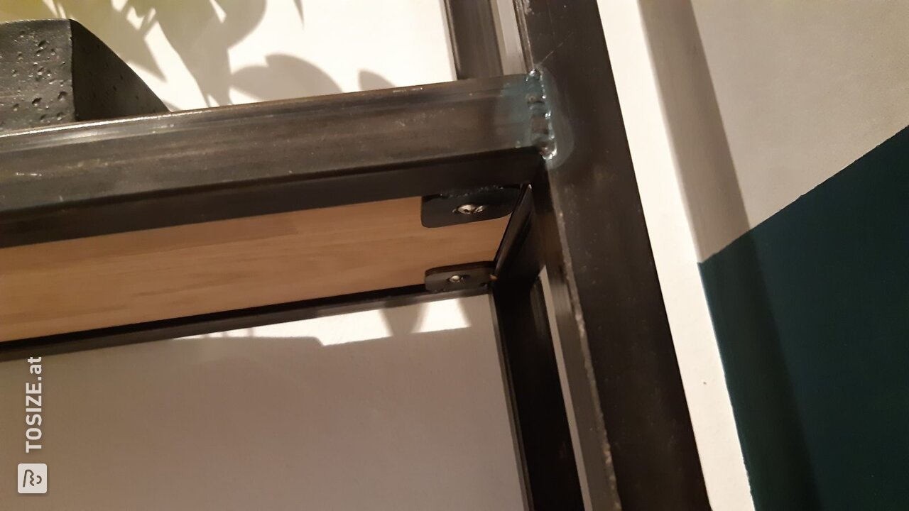 Wandschrank aus Eiche mit Stahlrahmen