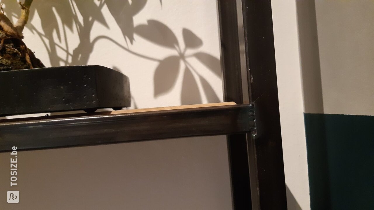 Wandkast van eikenhout met een stalen frame