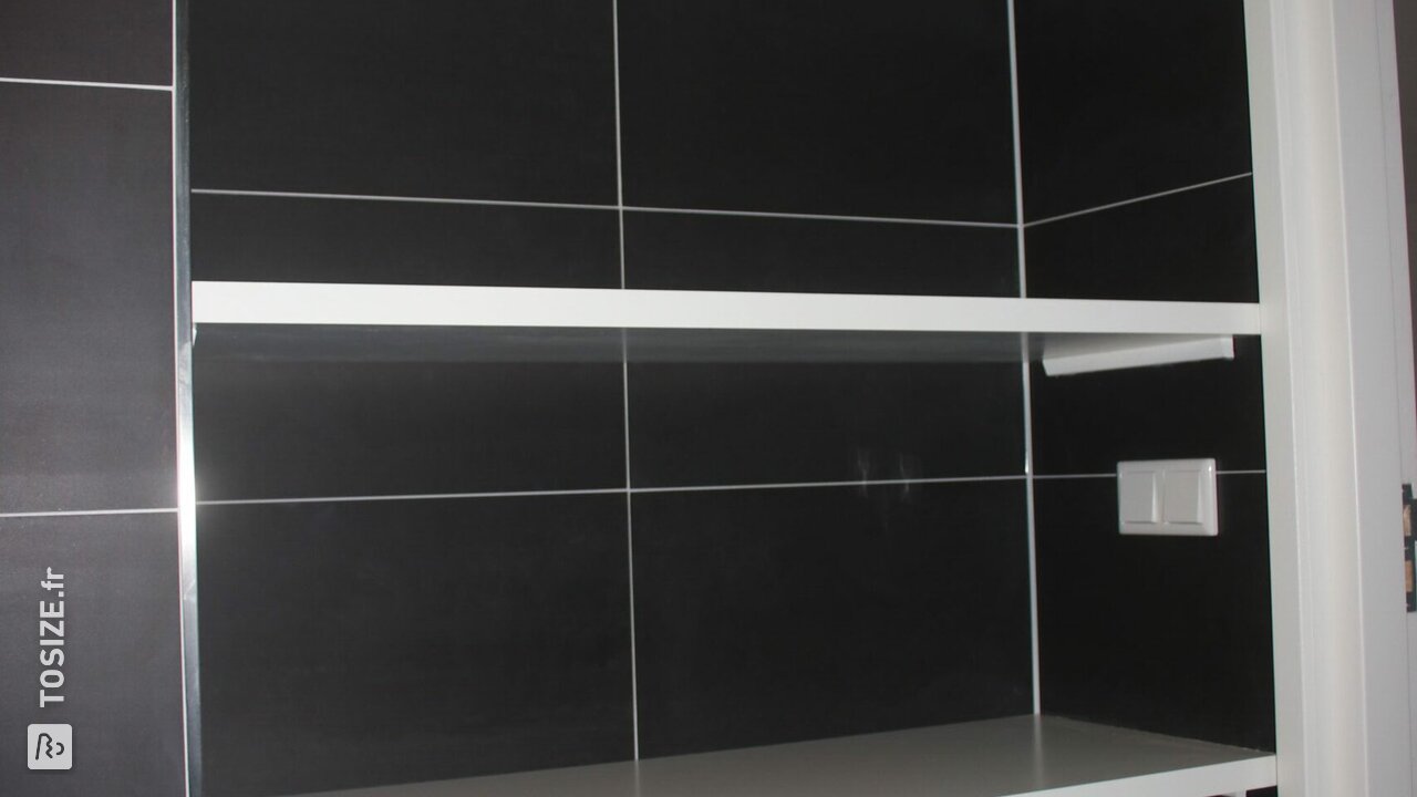 Étagères à serviettes en MDF dans une niche de salle de bains, par Wendy
