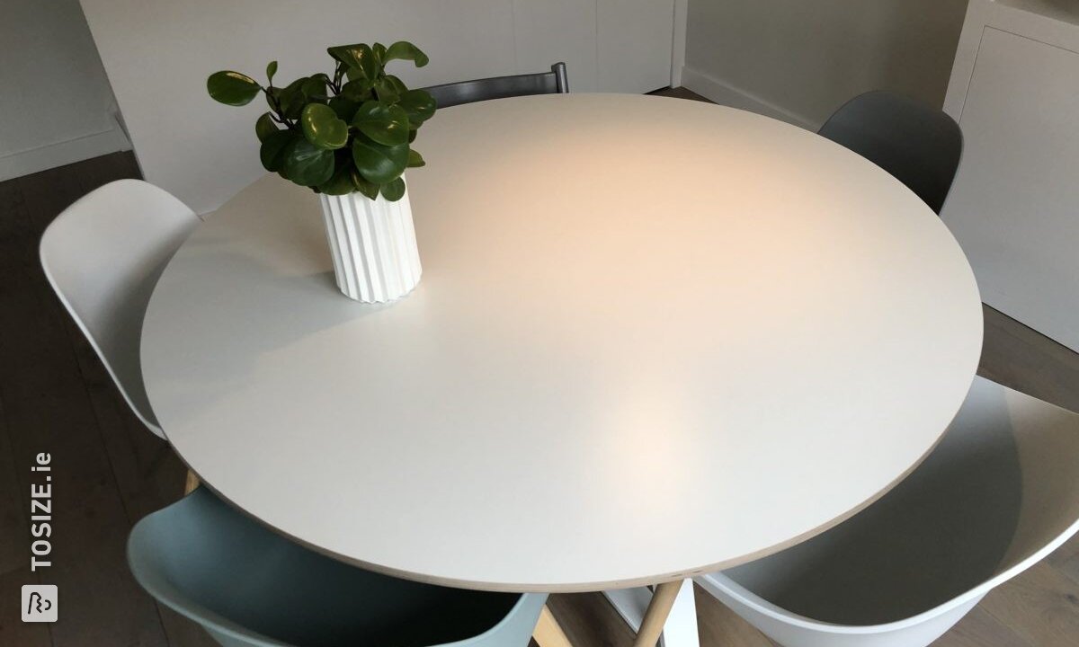 Round table made of Betonplex Birch White, by Myrna