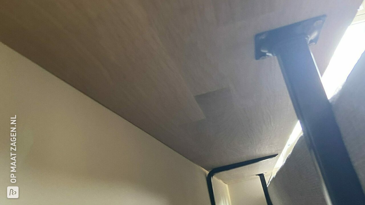 Zelfgemaakte bar, rek boven de bank en tafel, door Joost