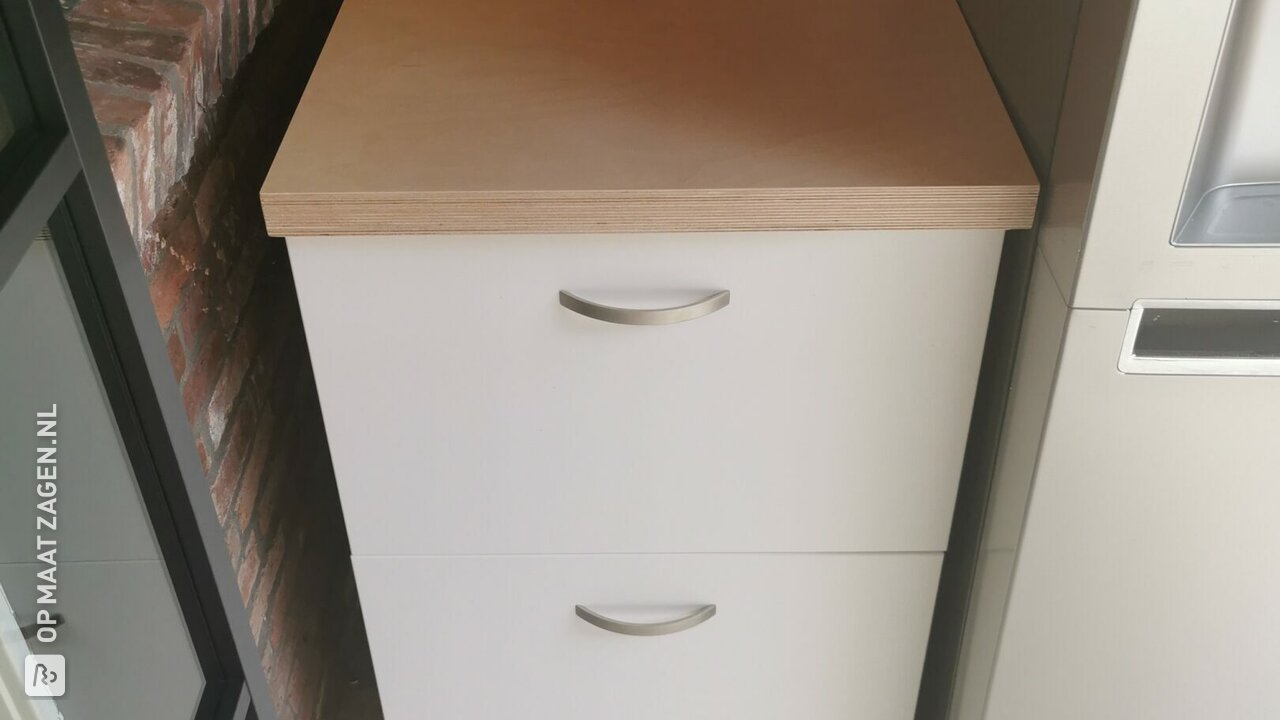 IKEA hack: topbladen van 40 mm multiplex voor op de keukenkastjes, door Robin