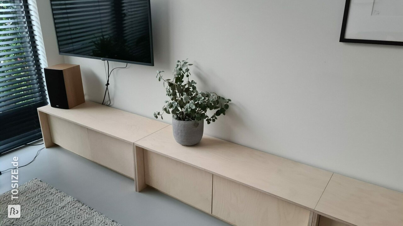 Elegante niedrige Sitzmöbel aus Birke Multiplex, von Koen