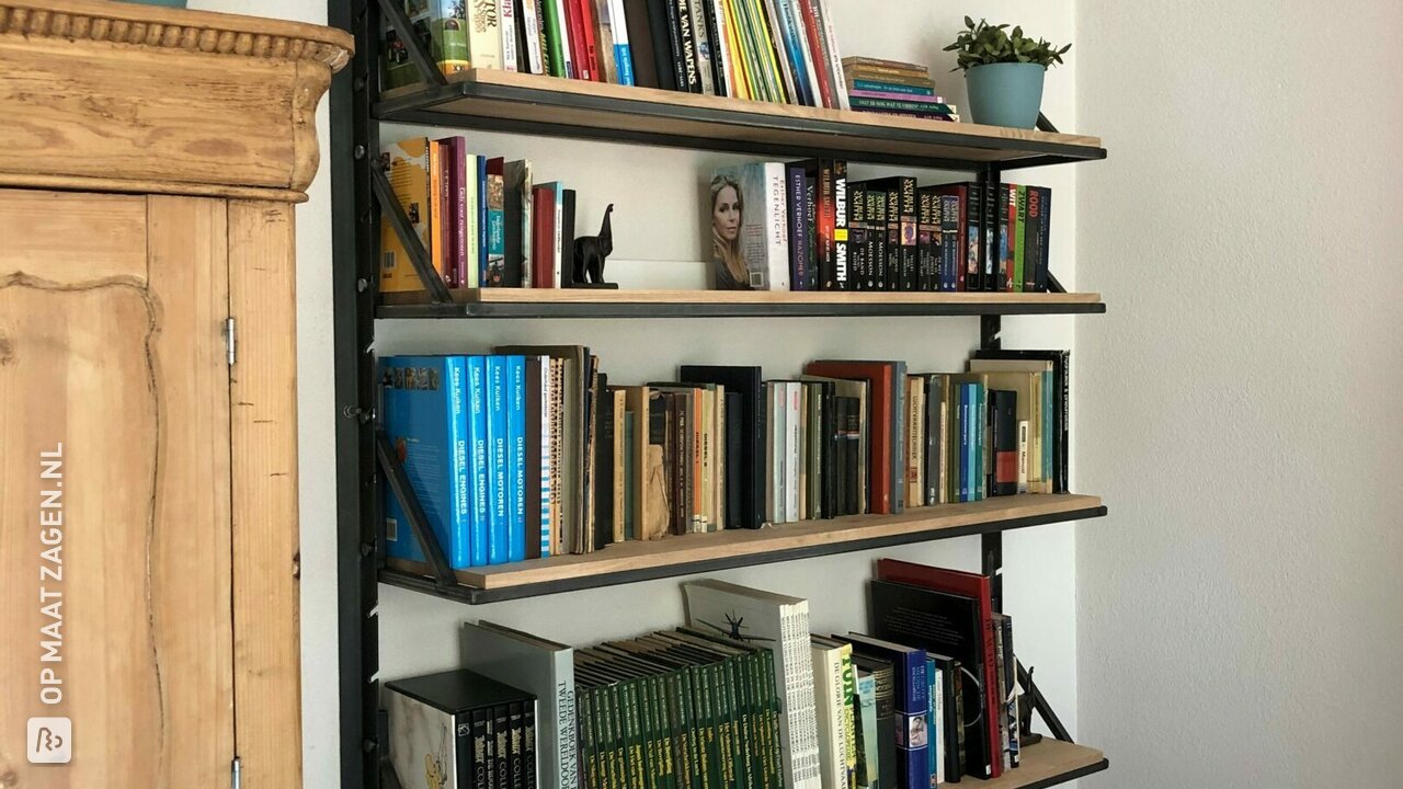 Zelfgemaakte zwevende boekenkast van metaal en eiken, door Mirjam