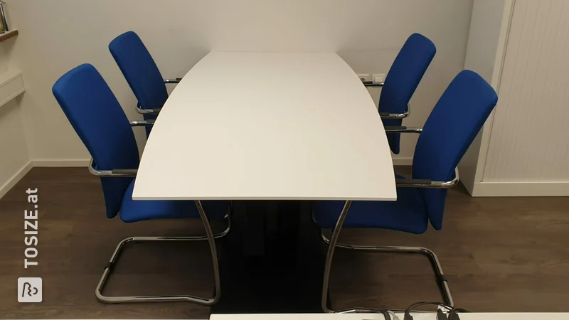 Tonnenförmiger Konferenztisch mit verjüngter Kante und V-Bein, von Hoba