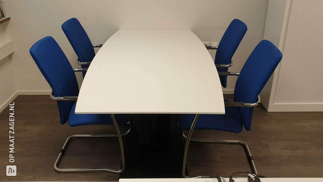 Ton-vormige conferentietafel met verjongde rand en V-Poot, door Hoba