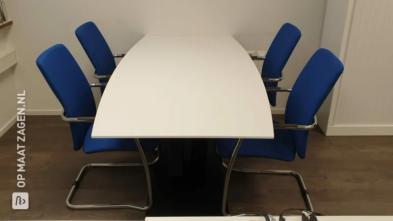 Ton-vormige conferentietafel met verjongde rand en V-Poot, door Hoba