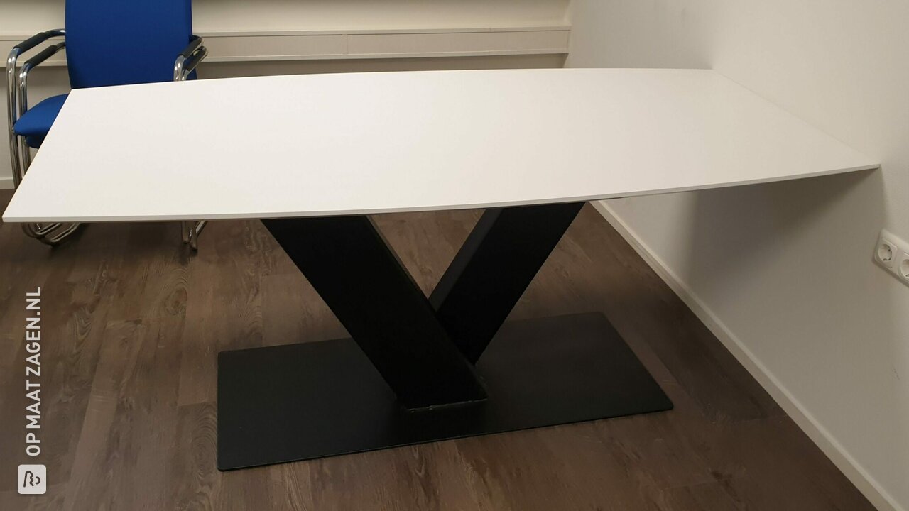Ton-vormige conferentietafel met verjongde rand en V-Poot, door Hoba