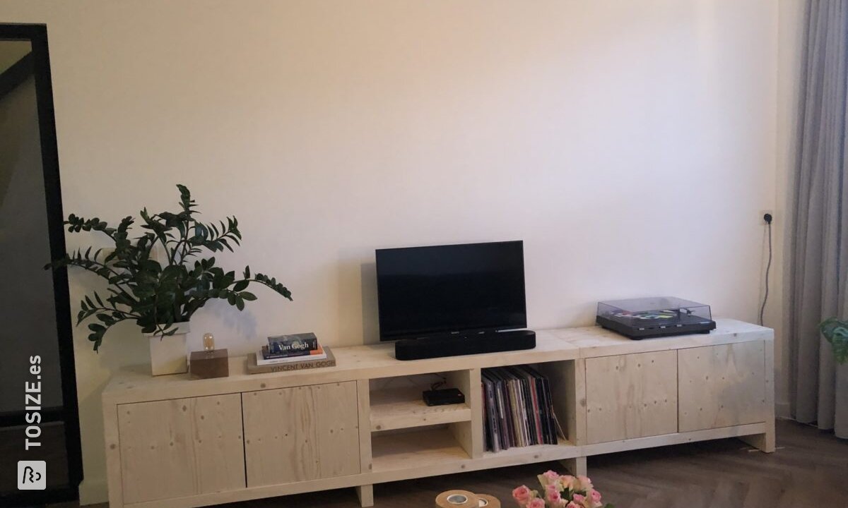 Mueble de televisión de abeto finlandés de Lotte y Xander