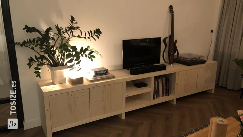 Mueble de televisión de abeto finlandés de Lotte y Xander