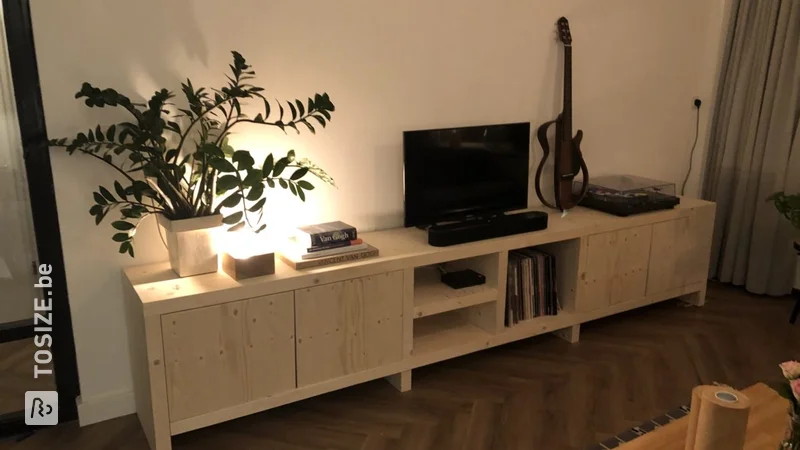 TV-meubel van Fins vuren door Lotte en Xander