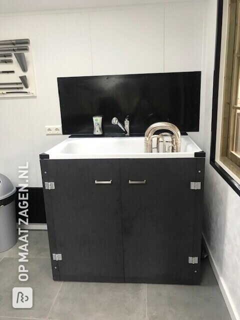 Werkbank en onder meubel reinigingsbad van zwart MDF, door Lamber