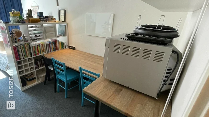 Arbeitsecke für ein Studentenzimmer aus Eichenholzplatten, von Maurice