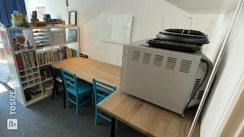 Work corner for a student room made of oak wooden panels, by Maurice