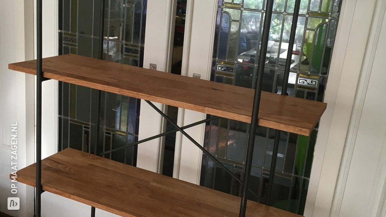 Keukenrek opgeknapt met op maat gezaagd eikenhouten panelen