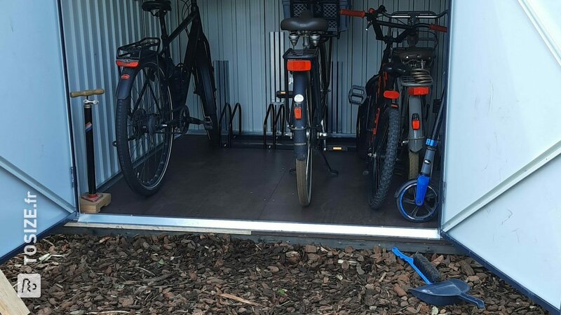 Hangar à vélos et remorque remis à neuf avec plex de béton, par Tim