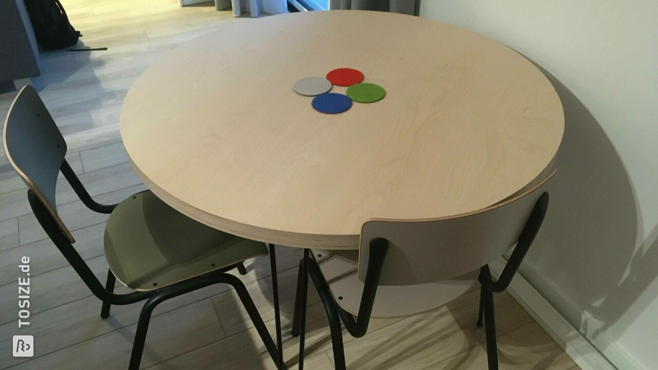 Runder Tisch mit glatter Birkensperrholzkante, von Luc