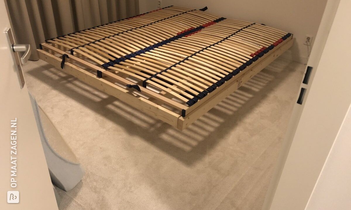 Een zwevend bed van vurenhout, door Sophie