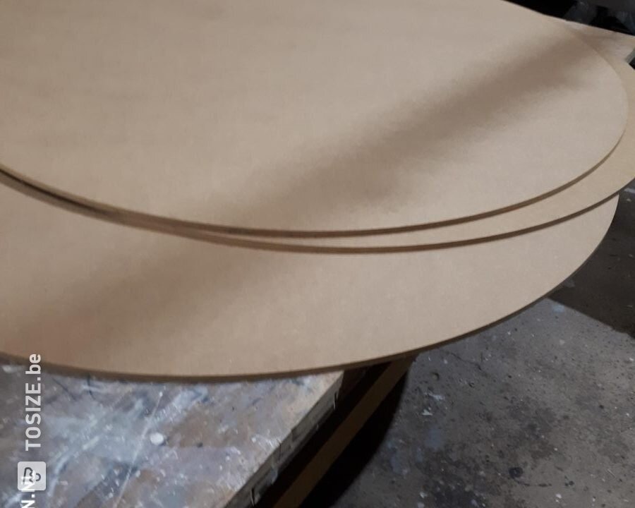 Ronde tafel van MDF en Betoncire / Betonlook