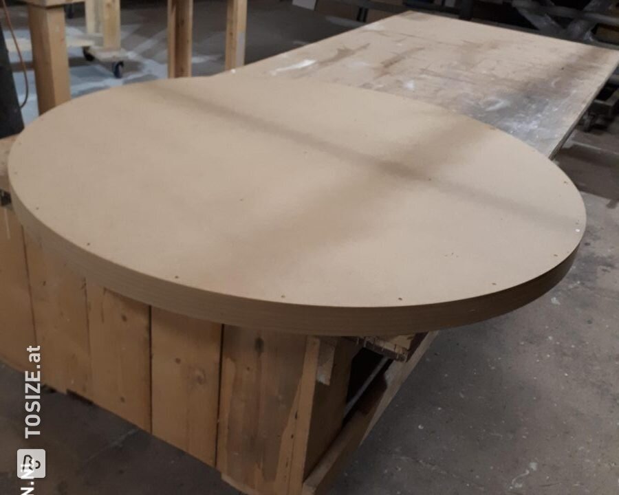 Runder Tisch aus MDF- und Betoncire / Beton-Optik