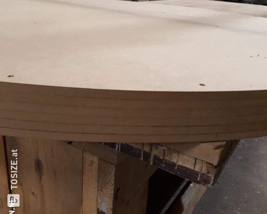 Runder Tisch aus MDF- und Betoncire / Beton-Optik