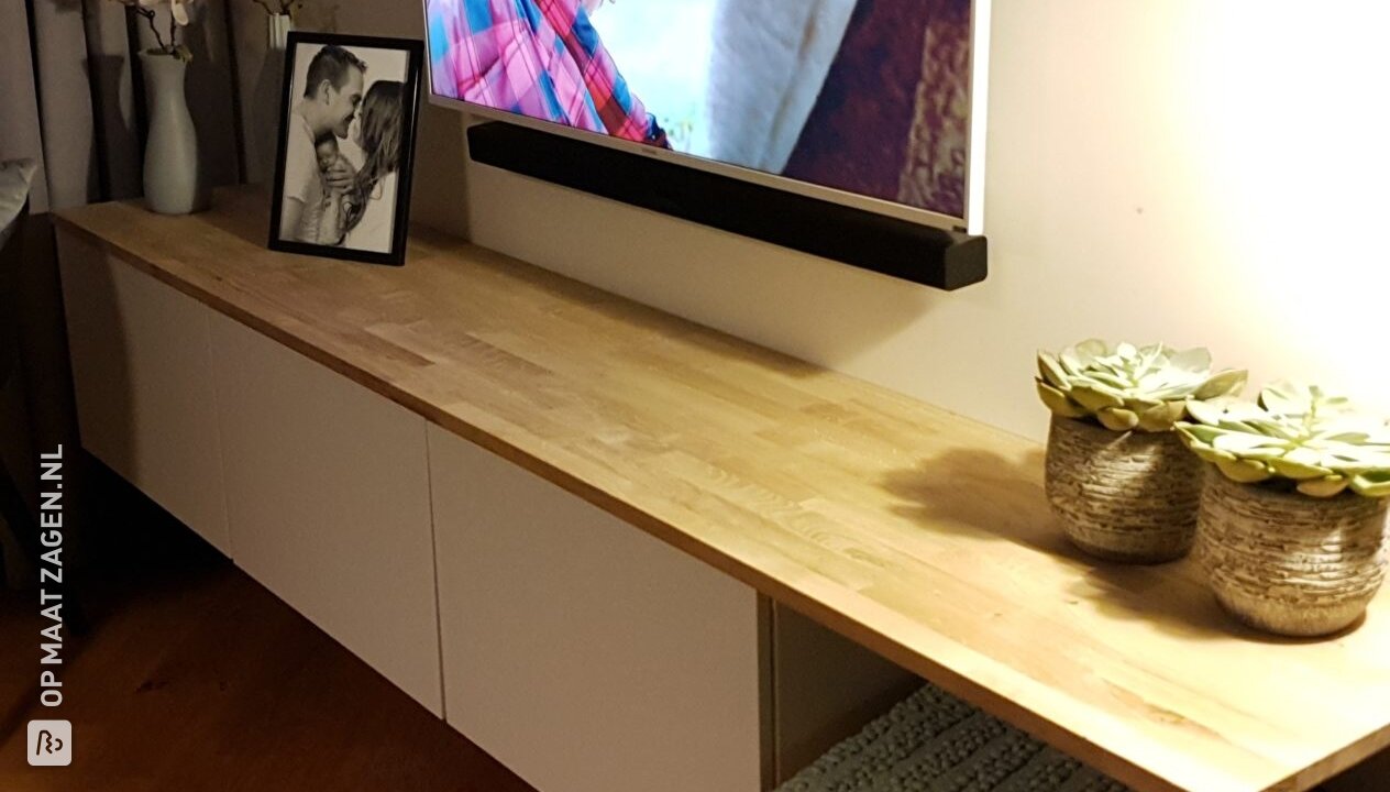 Tv-meubel en dressoir met eikenhouten paneel
