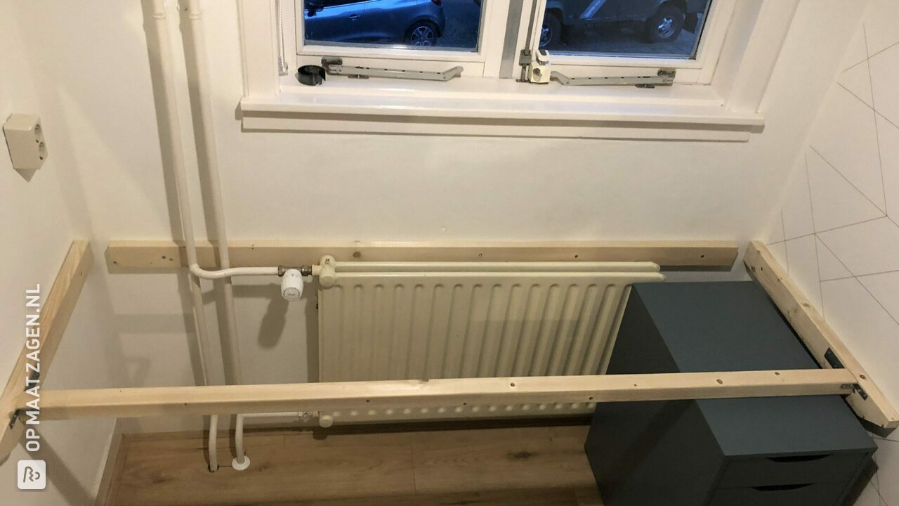Zwevend bureau met Fins vuren underlayment, door Kristian