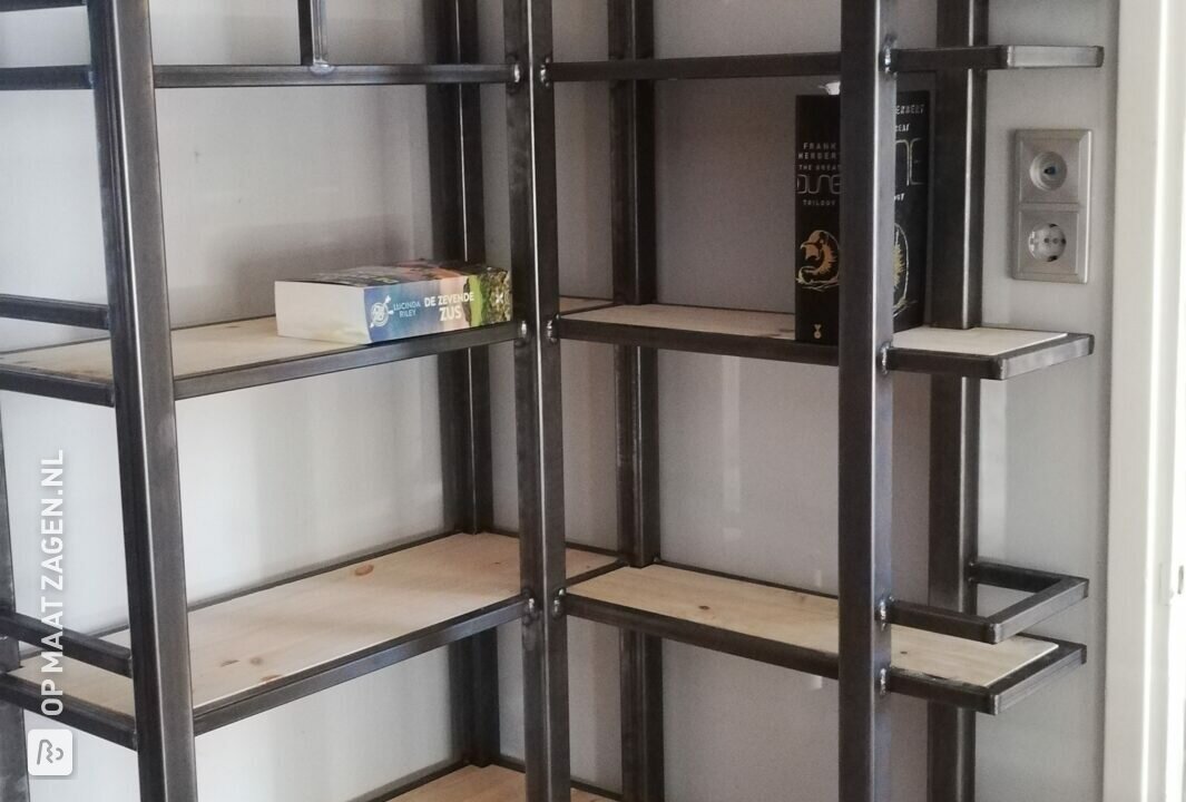Stoere stalen boekenkast van Grenen Timmerpaneel, door Eugene