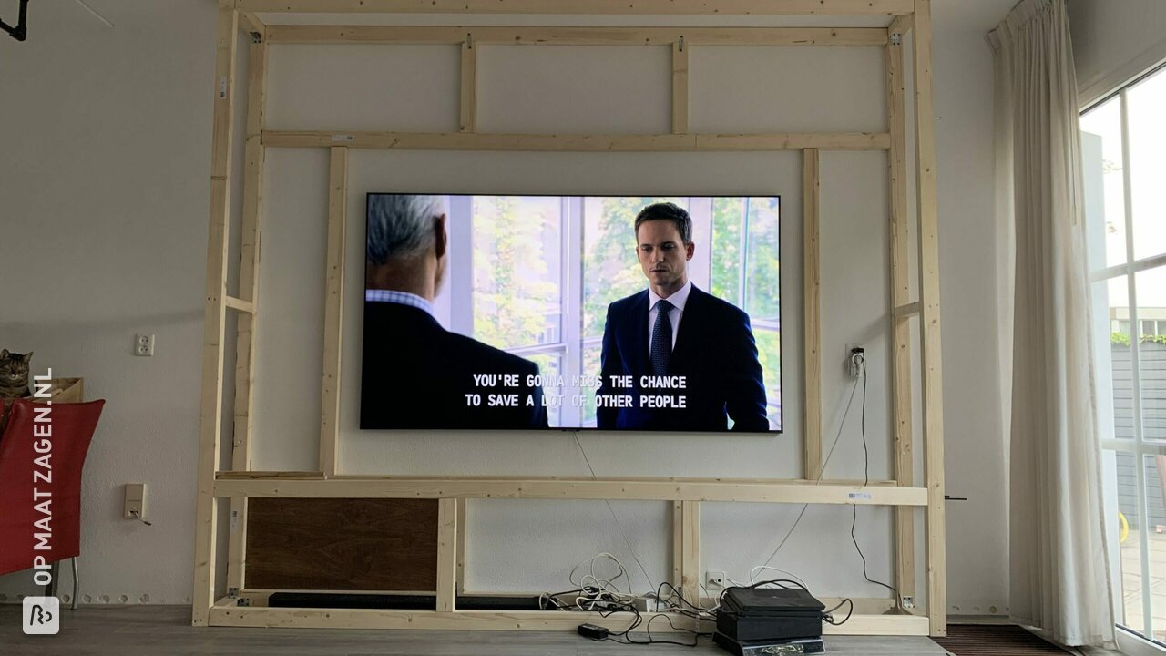 Zelfgemaakte TV-wandkast van MDF, door Bregje