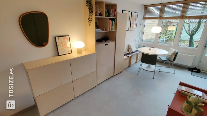 Mueble de pared multifuncional con lugar de trabajo para estar de pie y caja de arena, de Sam