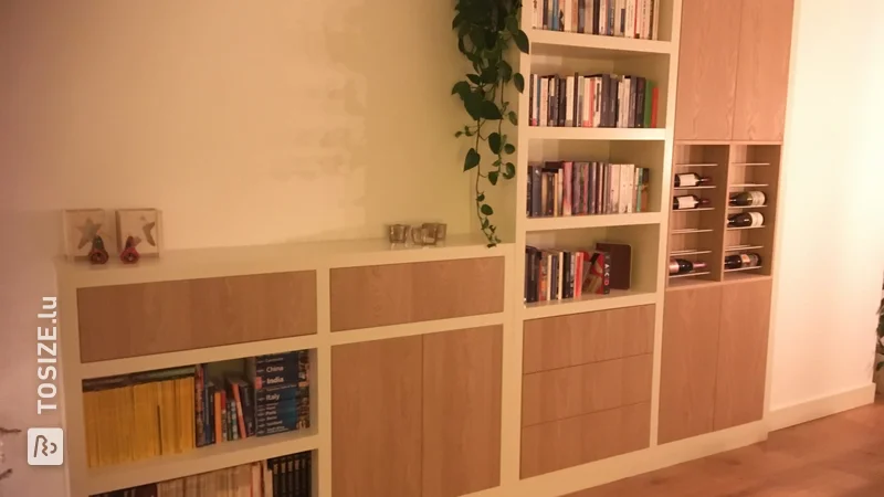 Wandschrank aus MDF-Lack und furnierter Eiche