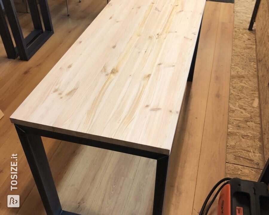 Due scrivanie realizzate con pannelli in legno di pino