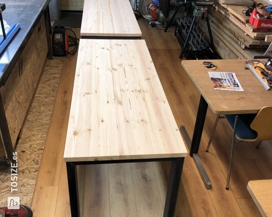 Dos escritorios de paneles de madera de pino.