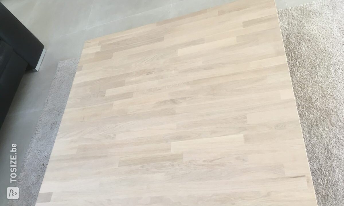 Salontafel met een eiken blad en matzwarte poten
