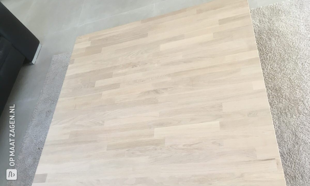 Salontafel met een eiken blad en matzwarte poten