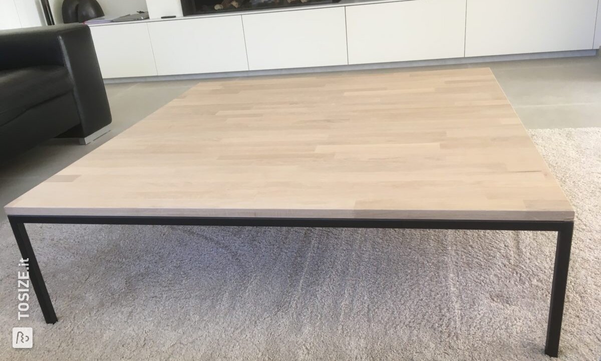Tavolino con piano in rovere e gambe nero opaco