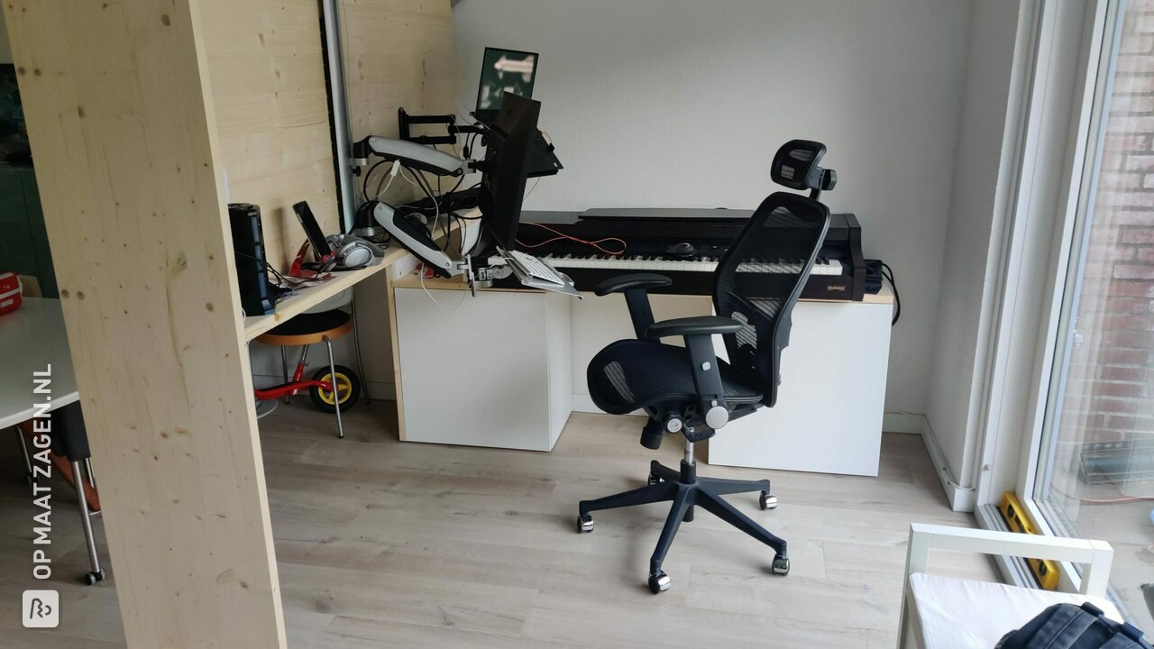 Draaibaar bureau voor in een muziekstudio